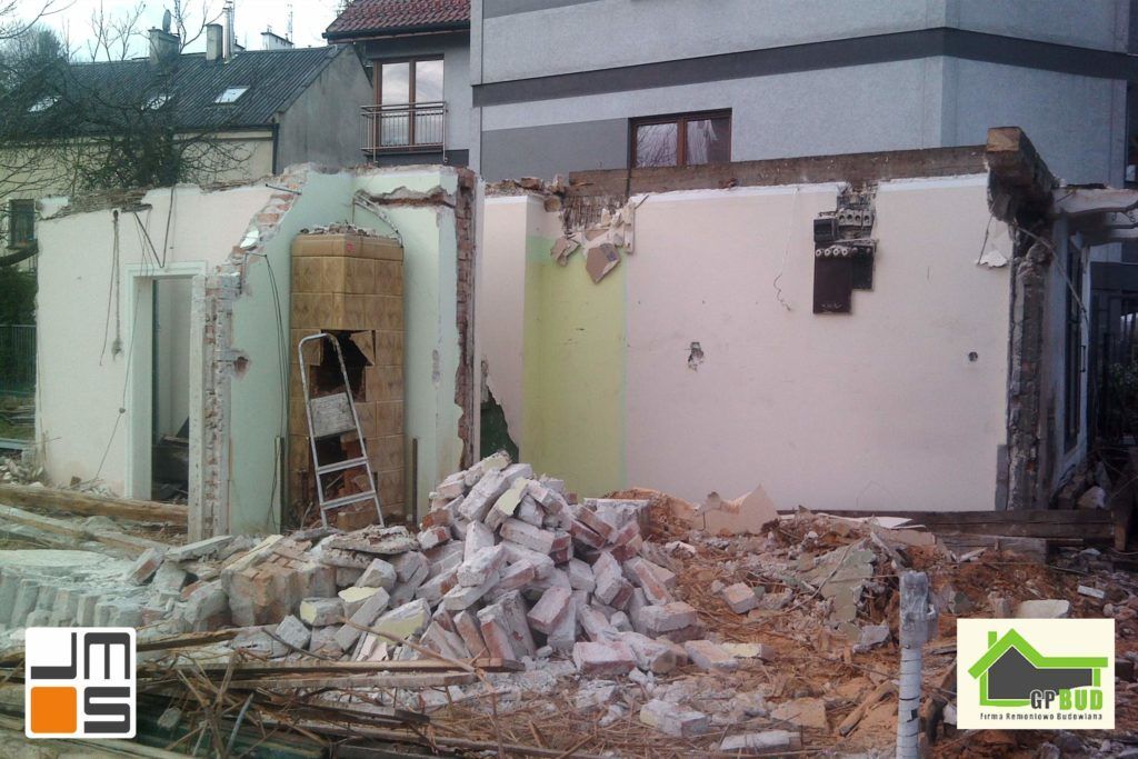 W Krakowie trwa rozbiórka budynku