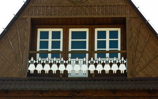 Balustrada drewniana w szkole