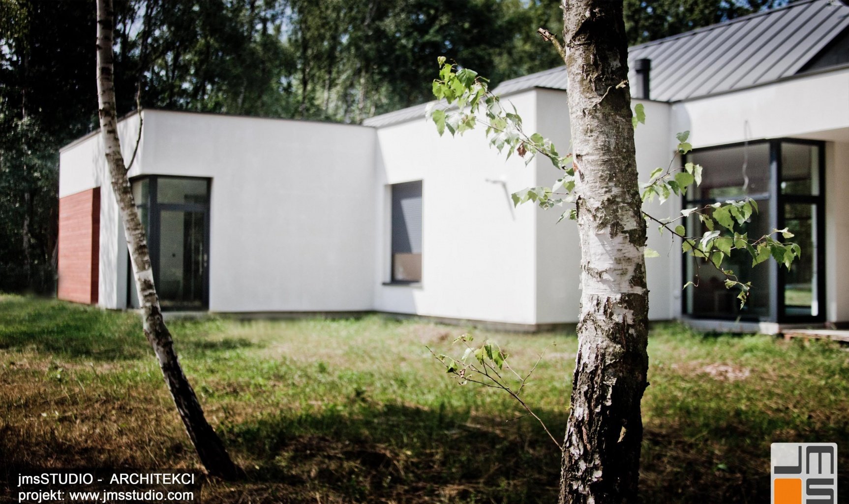 Nowoczesny projekt domu jednorodzinnego z efektownymi dużymi przeszkleniami drewnem na elewacji i dachem z blachy na rąbek pod Brzeskiem - projekt indywidualny