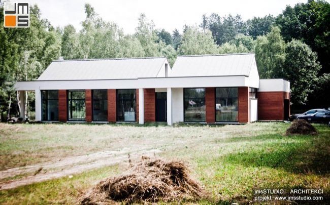 2018 06 002 architekt-krakow.pl nowoczesny projekt prostego domu z dużymi przeszkleniami drewnem na elewacji i blachą na rąbek na dachu pod Brzeskiem