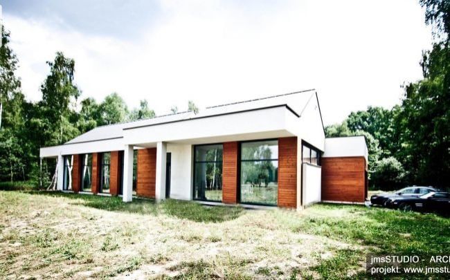 2018 06 003 architekt-krakow.pl designerski projekt nowoczesnego domu na nietypowej działce z dużą ilością drzew pod Brzeskiem