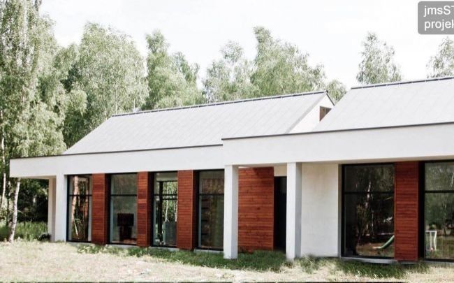 2018 06 014 architekt-krakow.pl nowoczesny projekt domu dopasowanego do działki z pięknymi dużymi oknami i dachem z blachy na rąbek