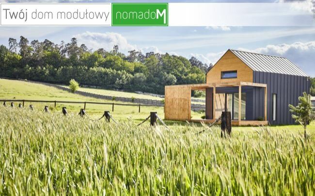 Projekt małego domu modułowego na Śląsku, czyli mały dom modułowy z tarasem i drewnem na elewacji  to idealny dom wypoczynkowy na wieś