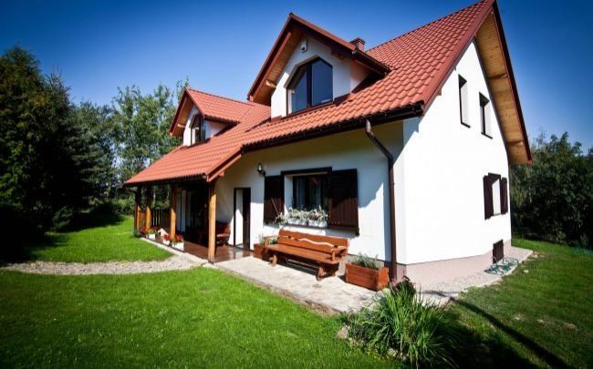 architekt Kraków projekt domu na wsi na spadku tradycyjny wygląd domu z podcieniem werandą i ceglaną dachówką