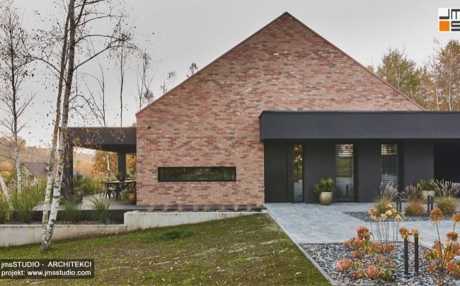projekt prostego nowoczesnego domu z cegły z dużymi przeszkleniami i tarasem od architekt  Kraków