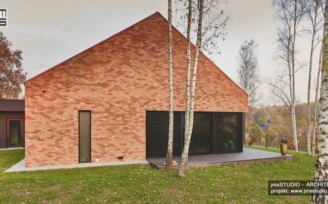 projekt prostego nowoczesnego domu z cegły z dużymi przeszkleniami i tarasem od architekt  Kraków