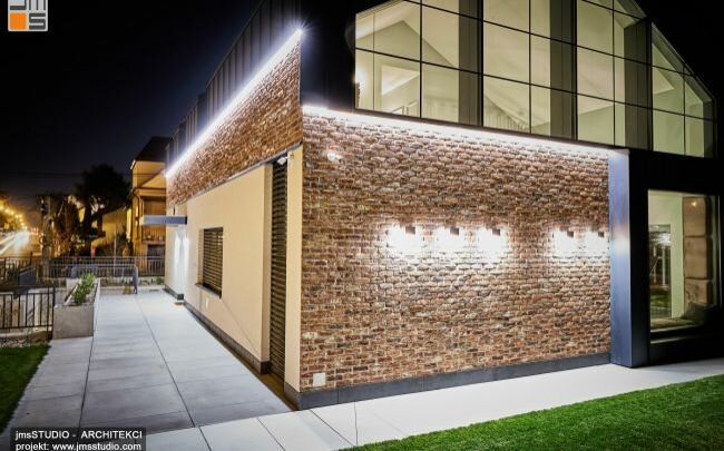 Duże przeszklenia oraz ciekawe podświetlenie cegły powodują piękną nocną iluminację nowoczesnej rezydencji miejskiej to piękny nowoczesny projekt indywidualny domu