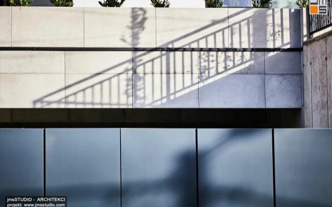 Eleganckie połączenie paneli stalowych kolor antracyt z betonem architektonicznym i gra cienia na elewacji to projekt nowoczesnej rezydencji miejskiej na Dolnym Śląsku