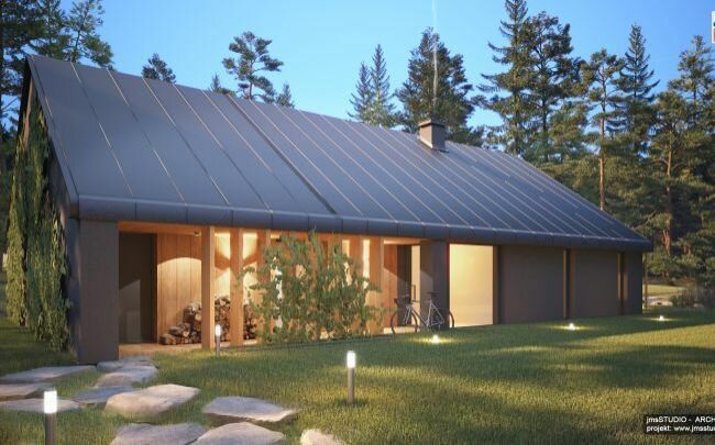 Piękny projekt domu z drewnianą elewacja i podcieniem na działce w lesie pod Rzeszowem z antracytowym dachem dwuspadowym