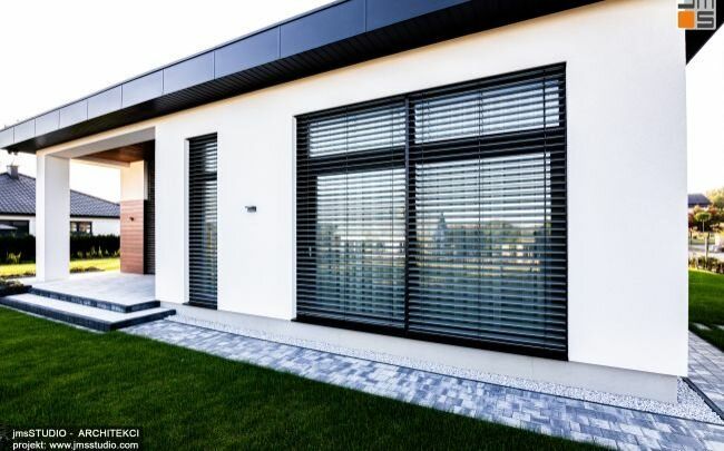 Zewnętrzne żaluzje aluminiowe to piękny detal architektoniczny w nowoczesnych projektach domów i willi pod Krakowem.