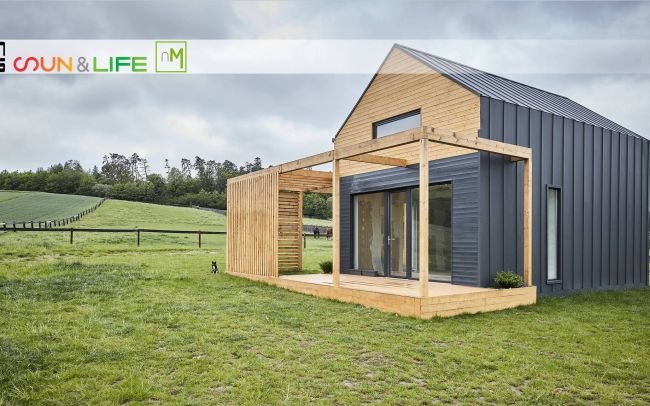 Projekt małego domu modułowego na Śląsku, czyli mały dom modułowy z tarasem i drewnem na elewacji  to idealny dom wypoczynkowy na wieś