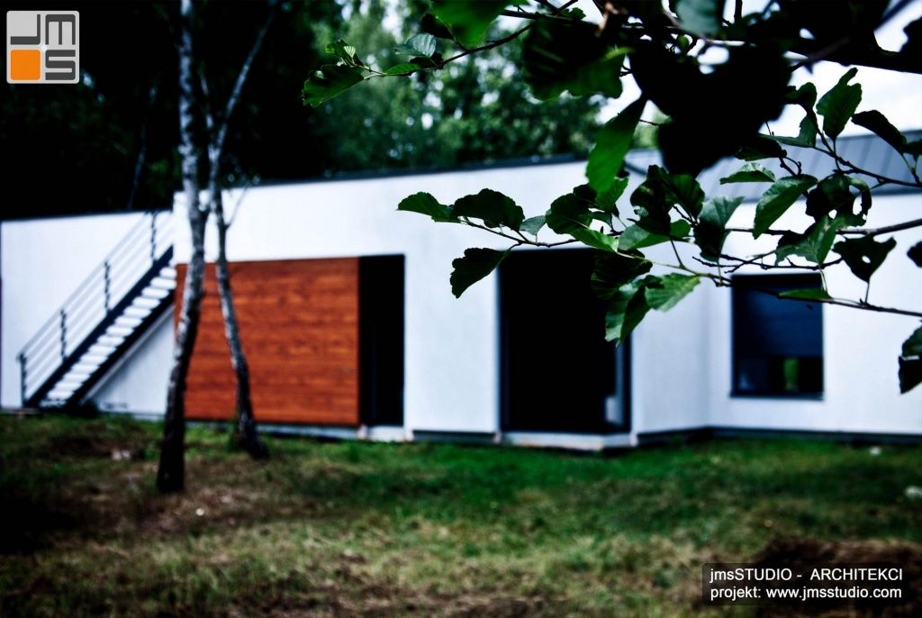 projekt tego nowoczesnego prostego domu pod Brzeskiem zakładał zachowanie drzew na nietypowej działce