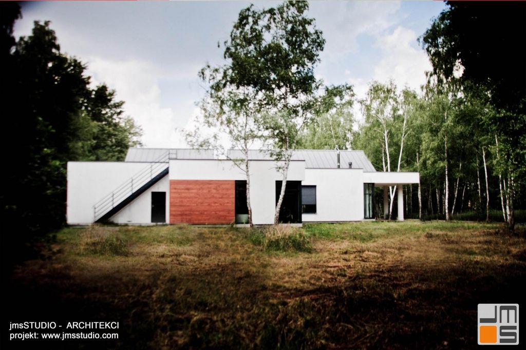 projekt nowoczesnego domu z dużymi przeszkleniami elewacja ogrodowa wykończona drewnem i białym tynkiem