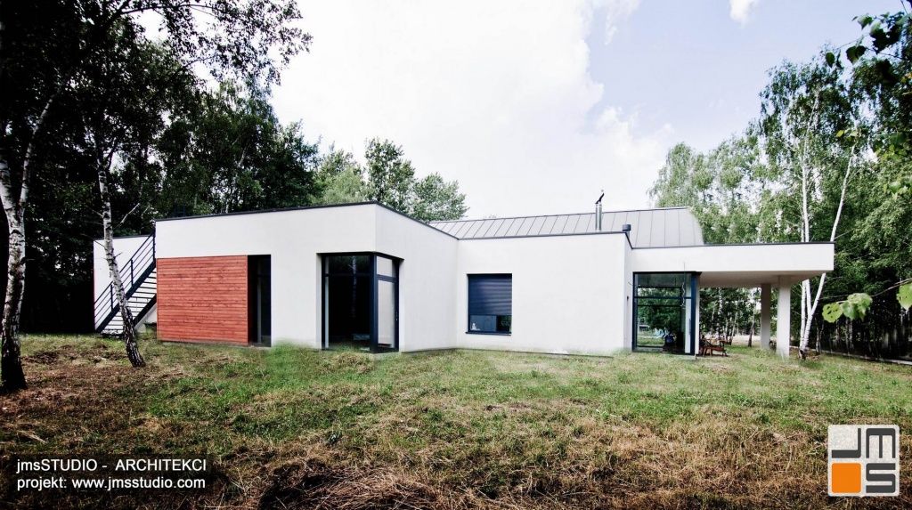 projekt nowoczesnego domu z dużymi przeszkleniami drewnem na elewacji i płaskim dachem tarasu pod Brzeskiem