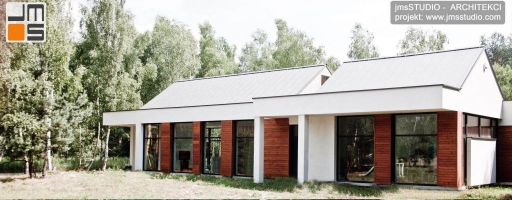 Zdjęcia z realizacji nowoczesnego projektu domu z dużymi przeszkleniami i drewnem na elewacji oraz dachem z blachy na rąbek pod Brzeskiem