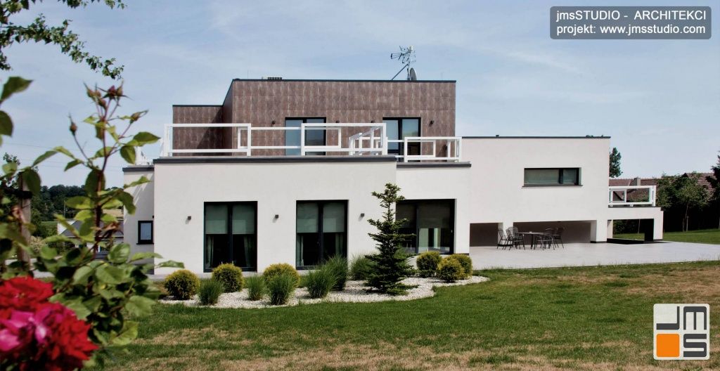 Projwkt dużego nowoczesnego domu z designerskimi elewacjami i z płaskim dachem pod Poznaniem - zdjęcia z realizacji