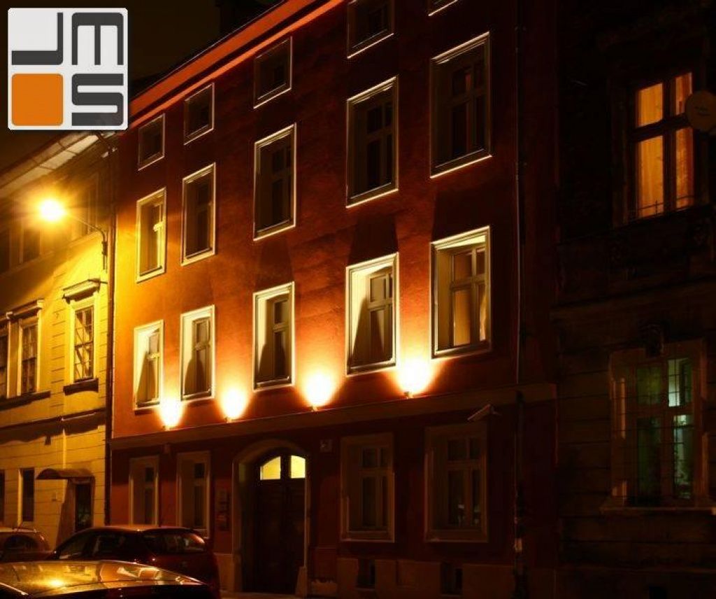 Iluminacja nocna elewacji kamienicy w Krakowie.