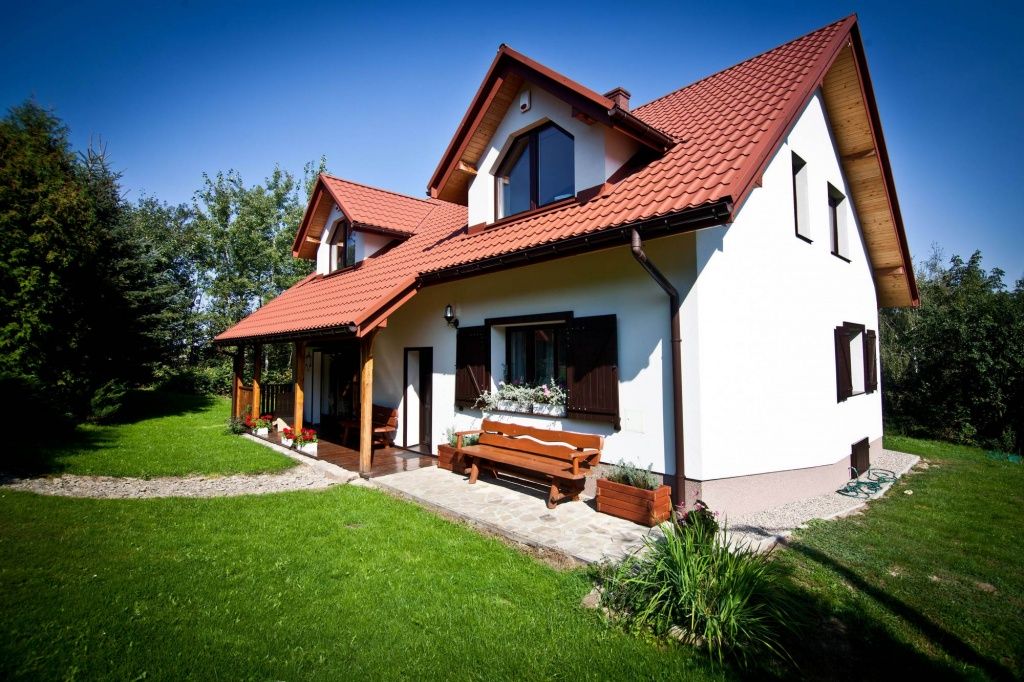 Architekt Kraków projekt przebudowy domu klasycznego rustykalnego w górach, dom z werandą na działce ze spadkiem