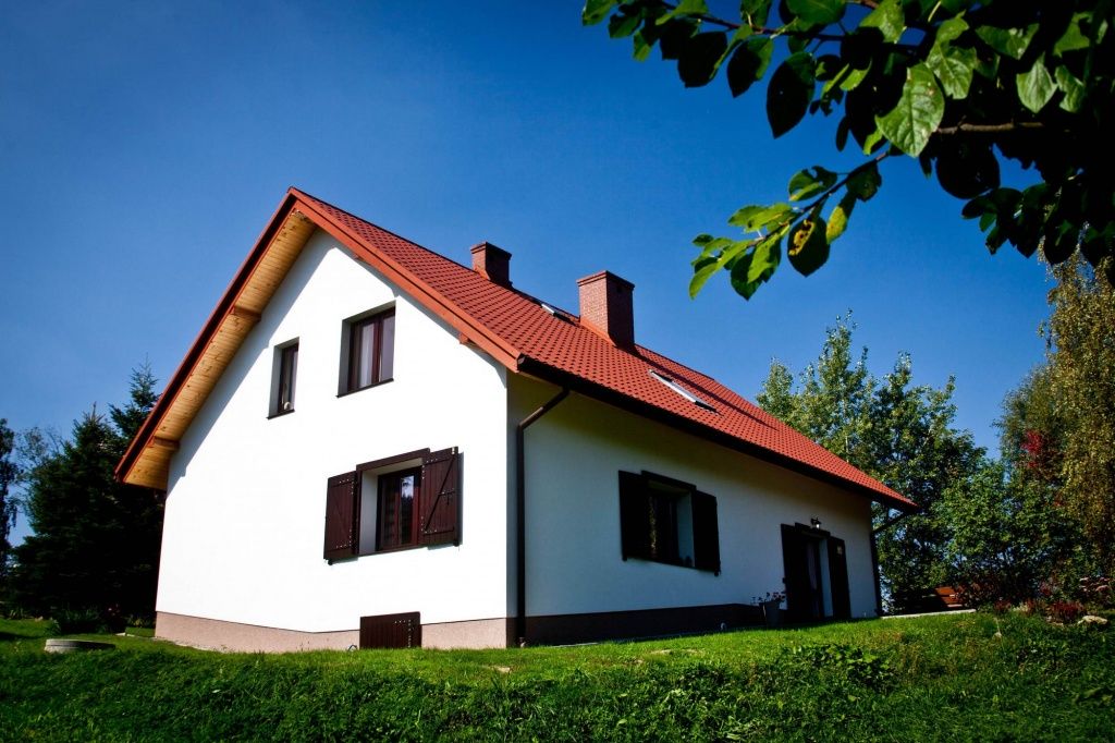 Architekt Kraków projekt przebudowy domu klasycznego rustykalnego w górach, dom z werandą na działce ze spadkiem